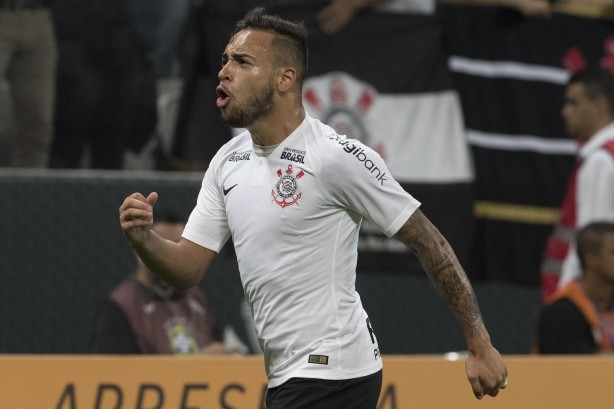 O volante Maycon bastante vibrante com o gol marcado contra o Vitória, pela Copa do Brasil