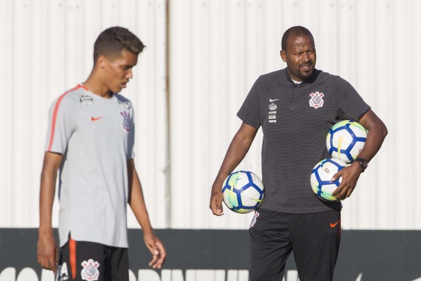 Pedrinho e Fabinho durante o treino de hoje no CT