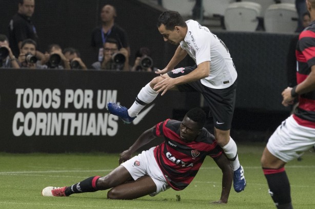 Rodriguinho também sofreu bastantes entradas contra o Vitória, pela Copa do Brasil, na Arena