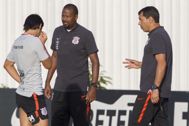 Romero, Fabinho e Carille no último treino do elenco antes de enfrentar o Vitória