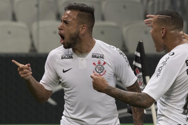 Vibra, Maycon! O volante anotou o primeiro tento do Timão diante o Vitória, pela Copa do Brasil