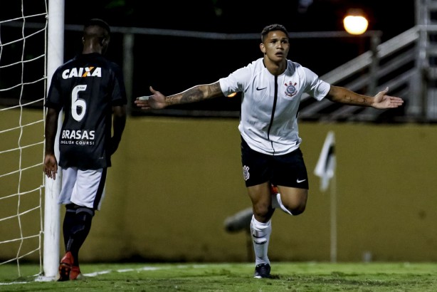 William marcou o segundo gol do Corinthians contra o Botafogo, pela Copa do Brasil sub-20