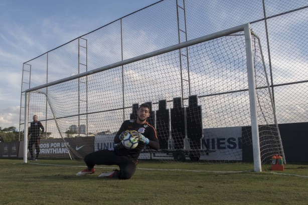 Caíque França treinando no CT um dia após a classificação para as quartas da Copa do Brasil