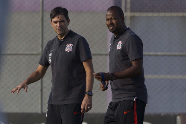 Cuca e Fabinho no treino desta sexata-feira no CT Joaquim Grava