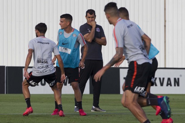 Jogadores treinam sob o olhar atento do técnico Fábio Carille