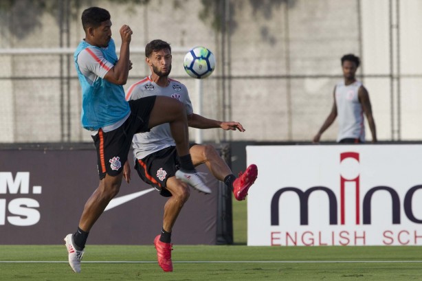 Léo Príncipe e Capixaba em disputa de bola no treino de hoje no CT