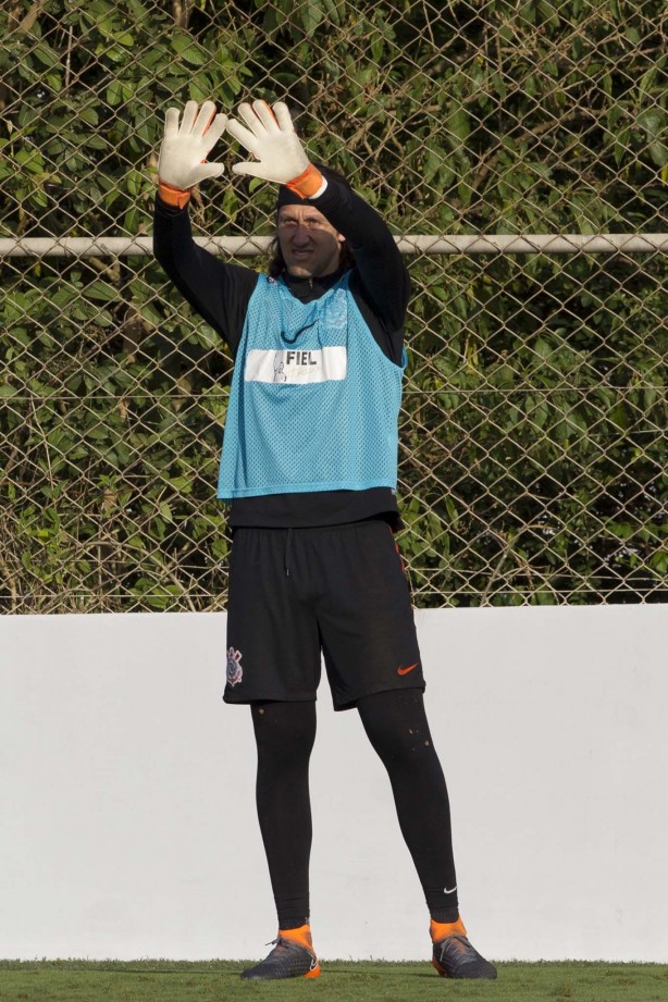 O goleiro Cássio não tem folga e sempre vai a campo treinar após os jogos