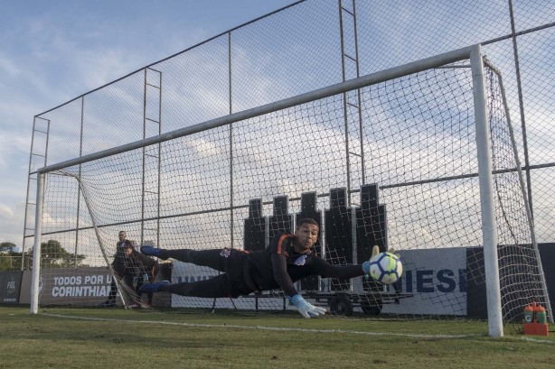 O goleiro Diego, da base, durante as atividades desta tarde no centro de treinamentos