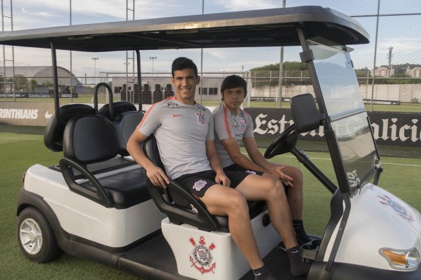 Os paraguaios Balbuena e Romero chegam ao treino desta tarde no CT