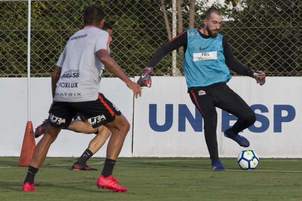 Walter, reserva imediado de Cássio, treinando no CT Joaquim Grava