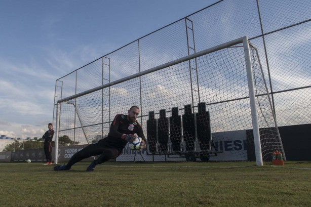 Walter treina no CT um dia após a grande classificação para as quartas da Copa do Brasil