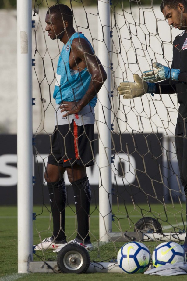 Zagueiro Marllon treinando no CT Joaquim Grava