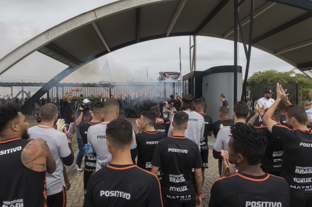 A Fiel torcida é diferente e foi ao CT antes do Dérbi para dar apoio aos jogadores