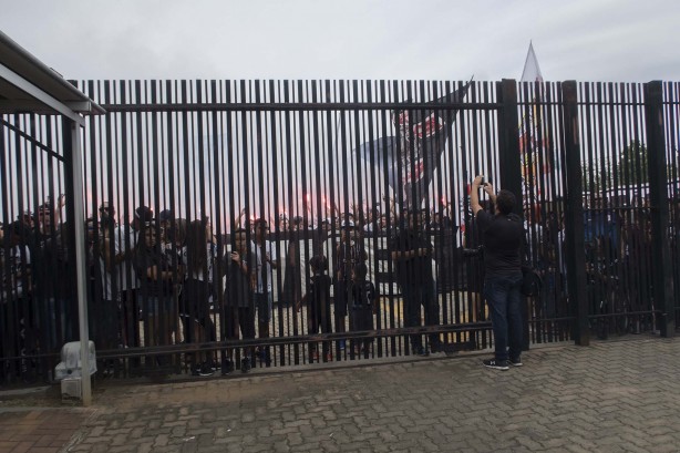 A Fiel torcida esteve presente no CT para apoiar o time antes do Dérbi de domingo