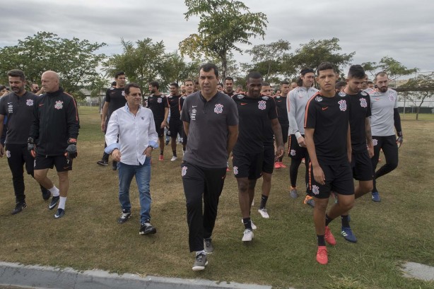 Carille e jogadores foram a frente do CT observar os torcedores presentes em apoio ao time