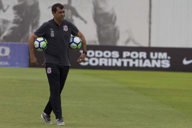 Em última atividade no CT, Carille define o time que enfrenta o Palmeiras