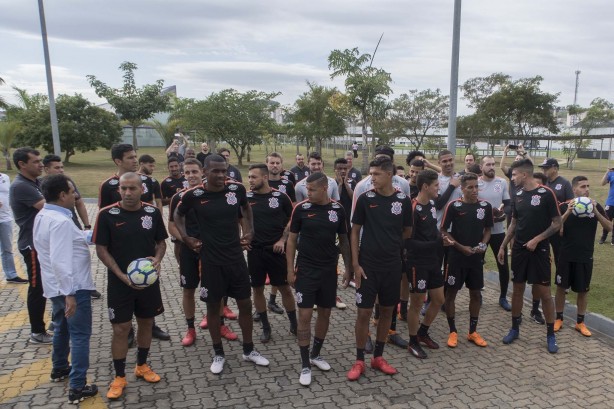 Jogadores em frente aos portões do CT observando a torcida que gritava incentivos ao time