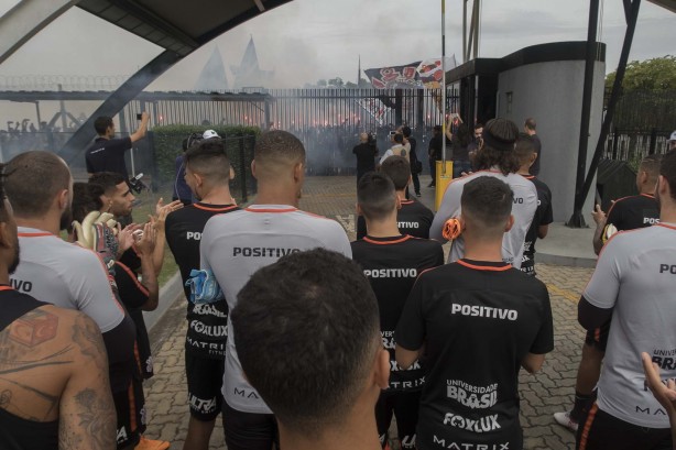 Jogadores observando cerca de 300 torcedores que foram ao CT apoiar o time antes do Dérbi