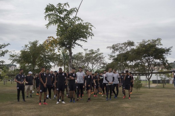 Jogadores tiveram a surpresa de encontrar cerca de 300 torcedores no CT em apoio à equipe