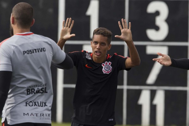 Pedrinho deve começar como titular contra o Palmeiras, no domingo, na Arena Corinthians