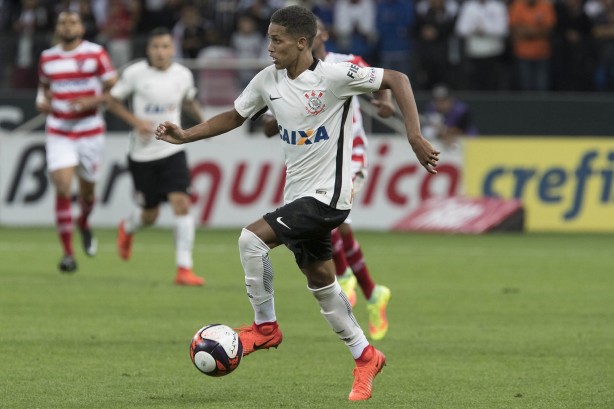 Pedrinho em ação contra o Linense, no Paulistão 2017