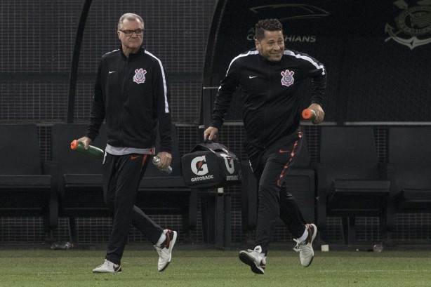 Comissão técnica corre para atender Maycon, caído no gramado