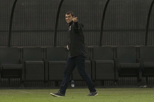 Fábio Carille esbravejando durante Dérbi contra o Palmeiras, na Arena Corinthians