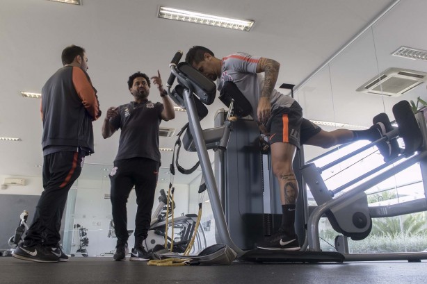Fagner treina a musculatura no CT Joaquim Grava