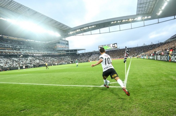 Jadson em cobrança de escanteio durante Dérbi contra o Palmeiras, na Arena Corinthians