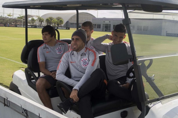 Jogadores durante treino nesta segunda-feira no CT