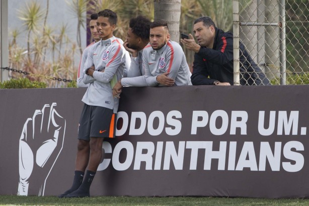 Jogadores que atuaram contra o Palmeiras apenas assistiram ao jogo-treino contra a seleção sub-20