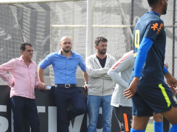 Jorge Kalil, Alessandro Nunes e Duílio Monteiro Alves na beira do campo