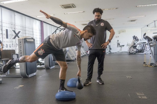 Lateral Fagner durante treinamento específico no CT Joaquim Grava