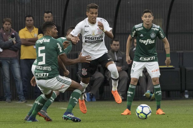 O jovem Pedrinho durante partida contra o Palmeiras, na Arena Corinthians, pelo Brasileirão