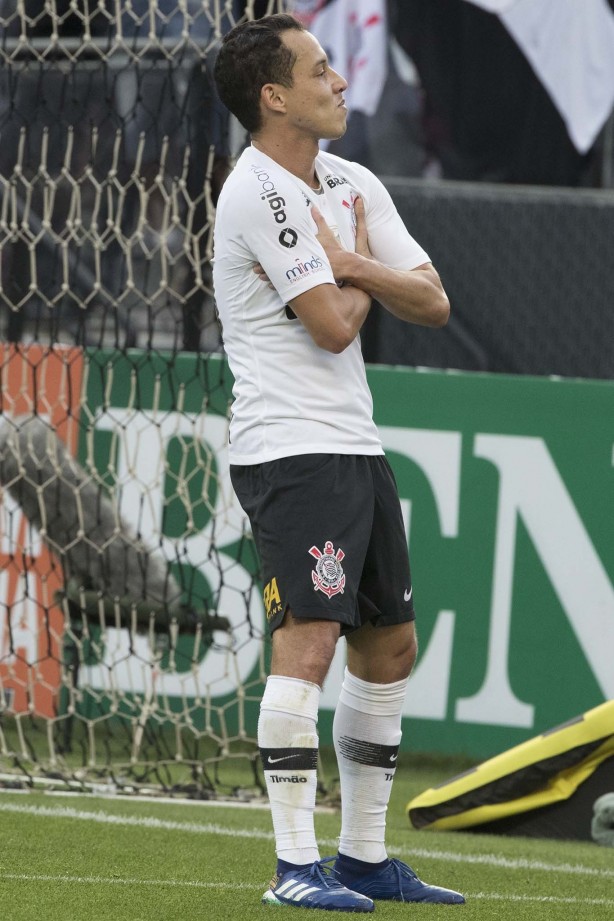 Que pose! Rodriguinho marca contra o Palmeiras e comemora de 'terno'