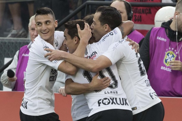 Rodriguinho e companheiros comemoram o gol do meia contra o Palmeiras
