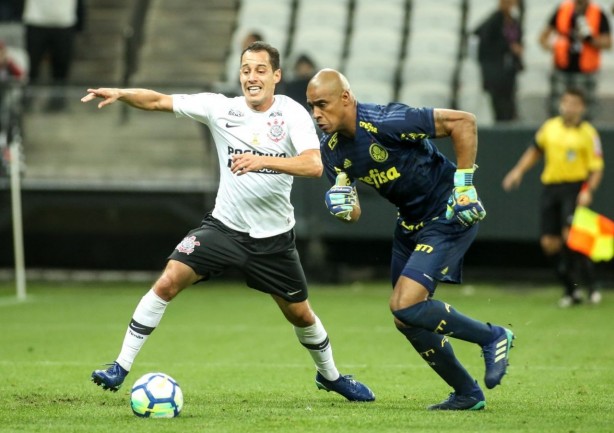 Rodriguinho e goleiro Jailson, do Palmeiras, durante Dérbi no domingo das mães