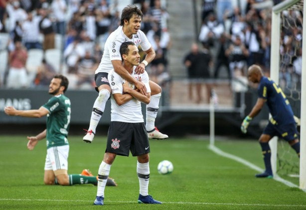 Rodriguinho e Romero durante comemoração do gol do meia contra o Palmeiras, na Arena