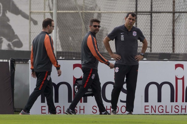 Carille observa o e jogo-treino com a seleção sub-20, no CT Joaquim Grava