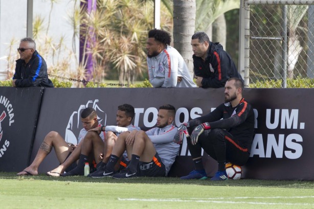 Elenco observa o jogo-treino com a seleção sub-20, no CT Joaquim Grava