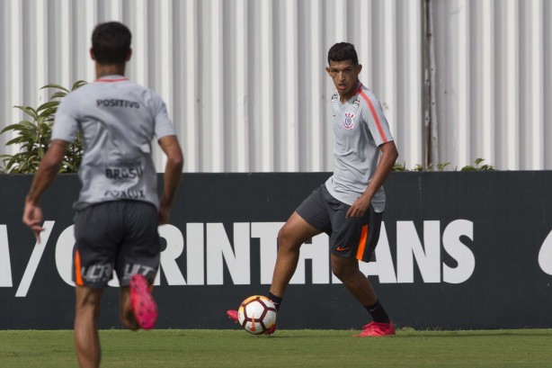 Matheus Matias durante jogo-treino com a seleção sub-20, no CT Joaquim Grava