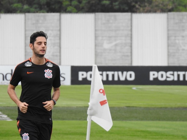 Matheus Vidotto aguarda a janela para ir à Itália
