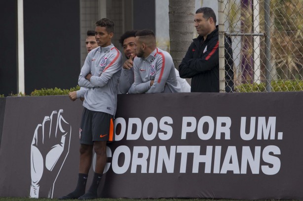 Pedrinho e demais titulares observam os reservas jogarem com a seleção sub-20