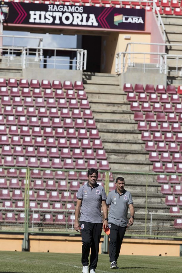 Cuca e Carille chegando ao estádio Metropolitano de Lara para treino de reconhecimento