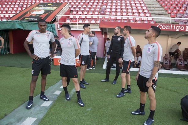 Elenco fez o treino de reconhecimento do gramado do estádio Metropolitano de Lara