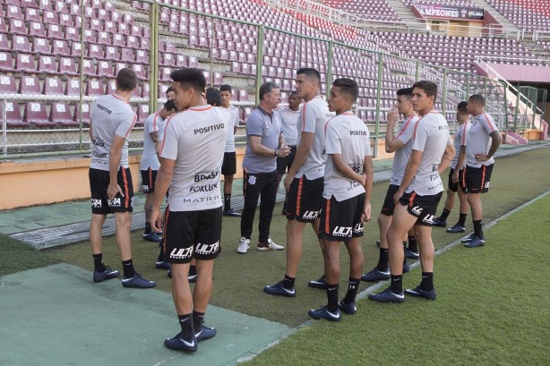 Elenco todo reunido no estádio Metropolitano de Lara no último treino antes do jogo pela Libertadore