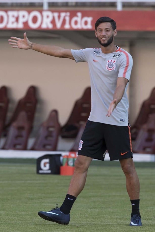 Juninho Capixaba em treino no estádio Metropolitano de Lara, na Venezuela