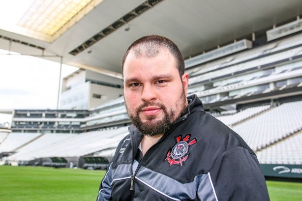 Luis Butti atrs de um dos gols da Arena Corinthians