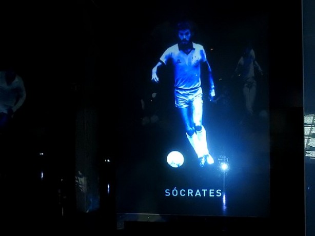 O ídolo corinthiano Sócrates está entre os craques projetados no museu