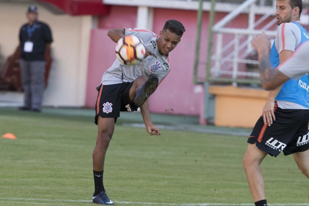 Pedrinho treina no estádio Metropolitano de Lara, na Venezuela